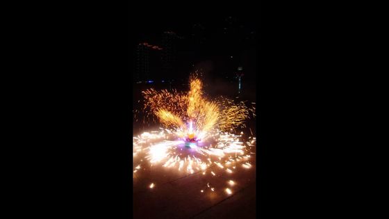 Υπαίθριο σπινθήρισμα πυροτεχνημάτων πηγών λουλουδιών Lotus περιστροφής για τα φεστιβάλ