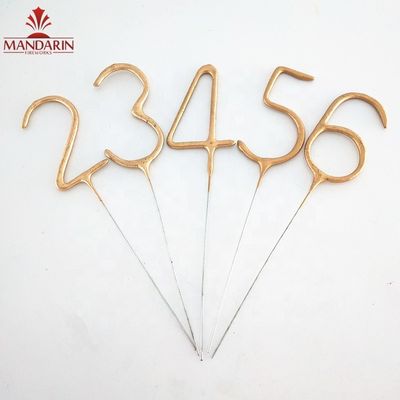 Χέρι αριθμού Sparkler πυροτεχνημάτων πυροτεχνουργίας λεσχών - κρατημένο Sparklers εσωτερικό